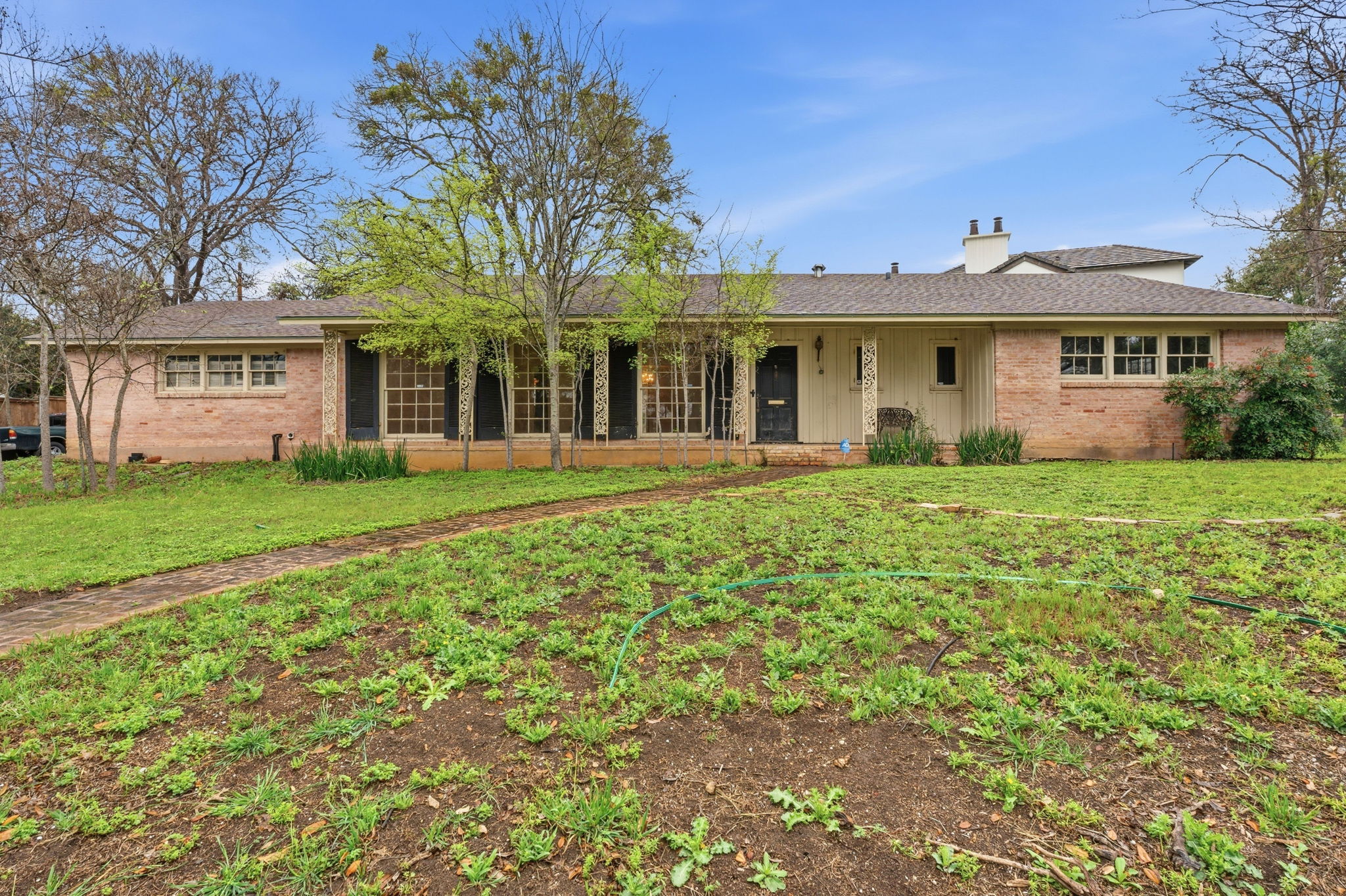3400 Foothill Parkway Austin, TX 78731 - Photo 3 of 23 a front view of a house with a garden