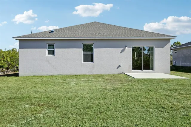 a view of a house with backyard