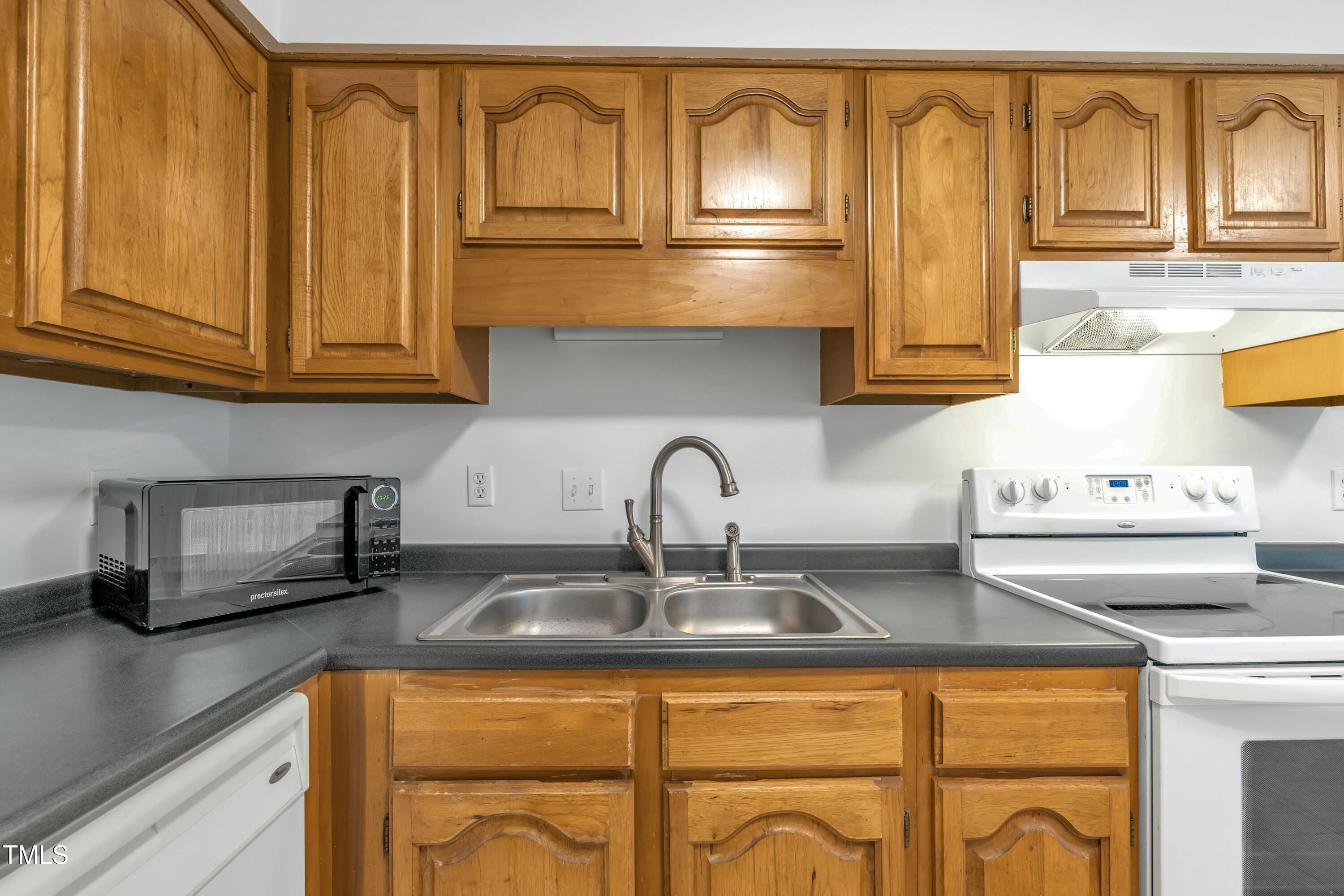4524 Hamptonshire Drive Raleigh, NC 27613 - Photo 10 of 33 tempImageSoNV8B