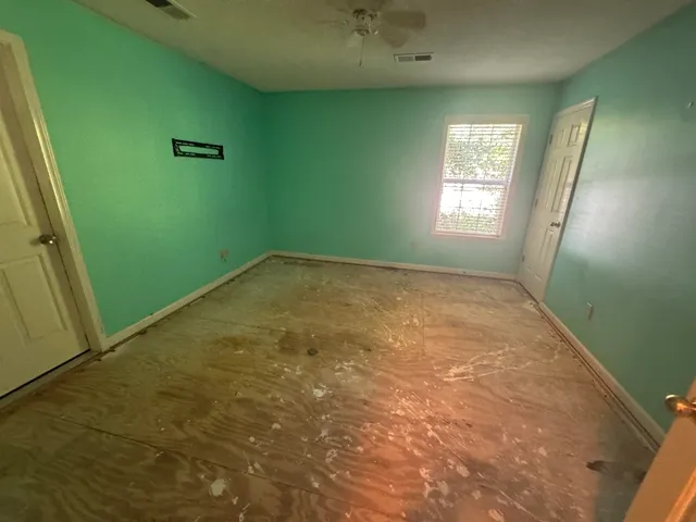 a view of empty room with window