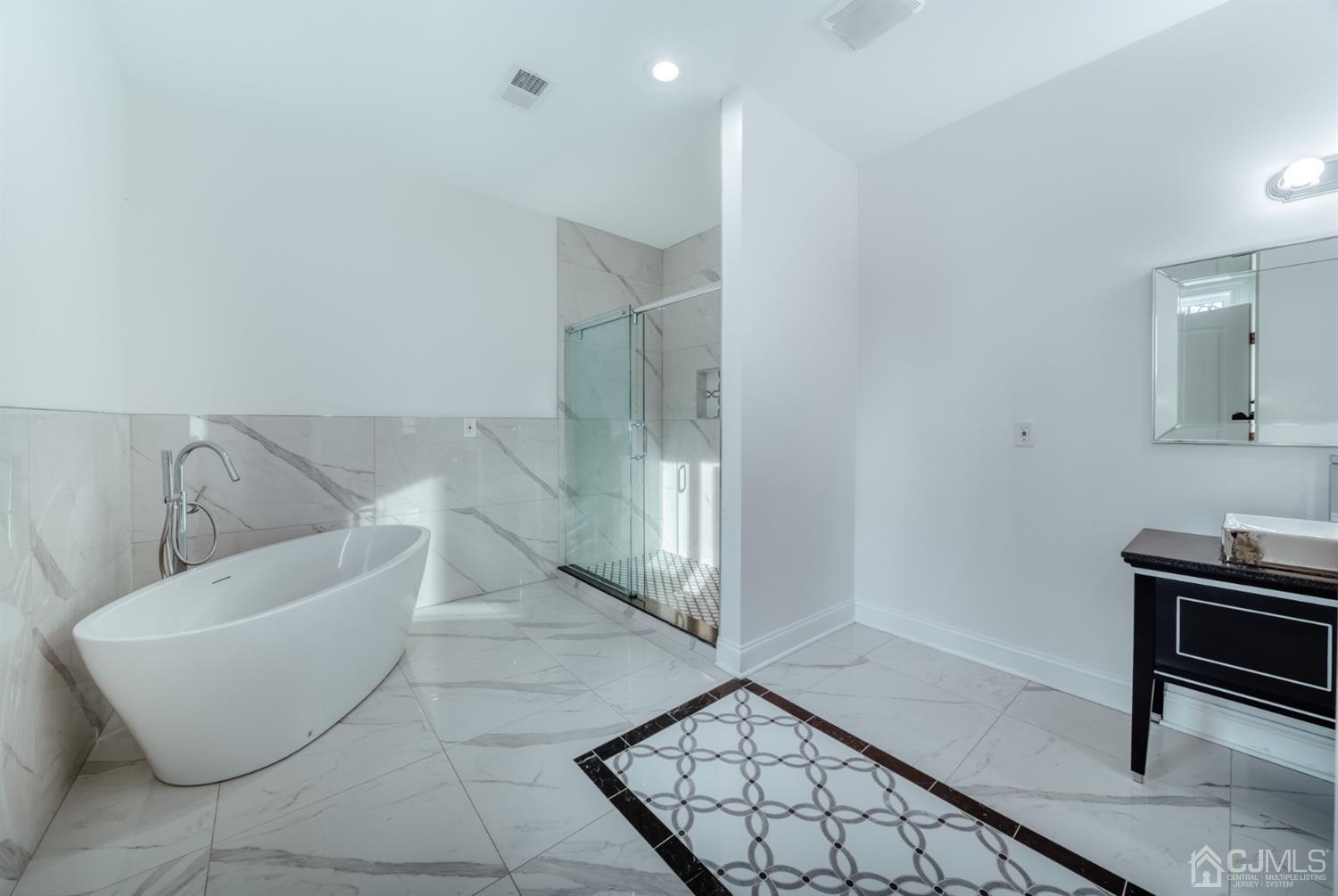 93 Meredith Road Colonia, NJ 07067 - Photo 31 of 46 Gallery Image 31