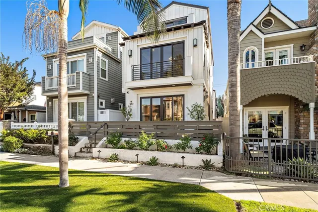 $2,800,000 | 520 13th Street, Huntington Beach, CA 92648