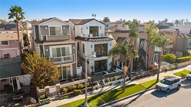 $2,800,000 | 520 13th Street, Huntington Beach, CA 92648