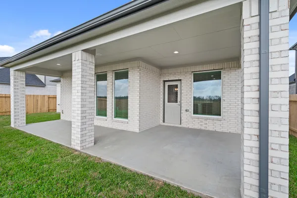 a view of a house with backyard