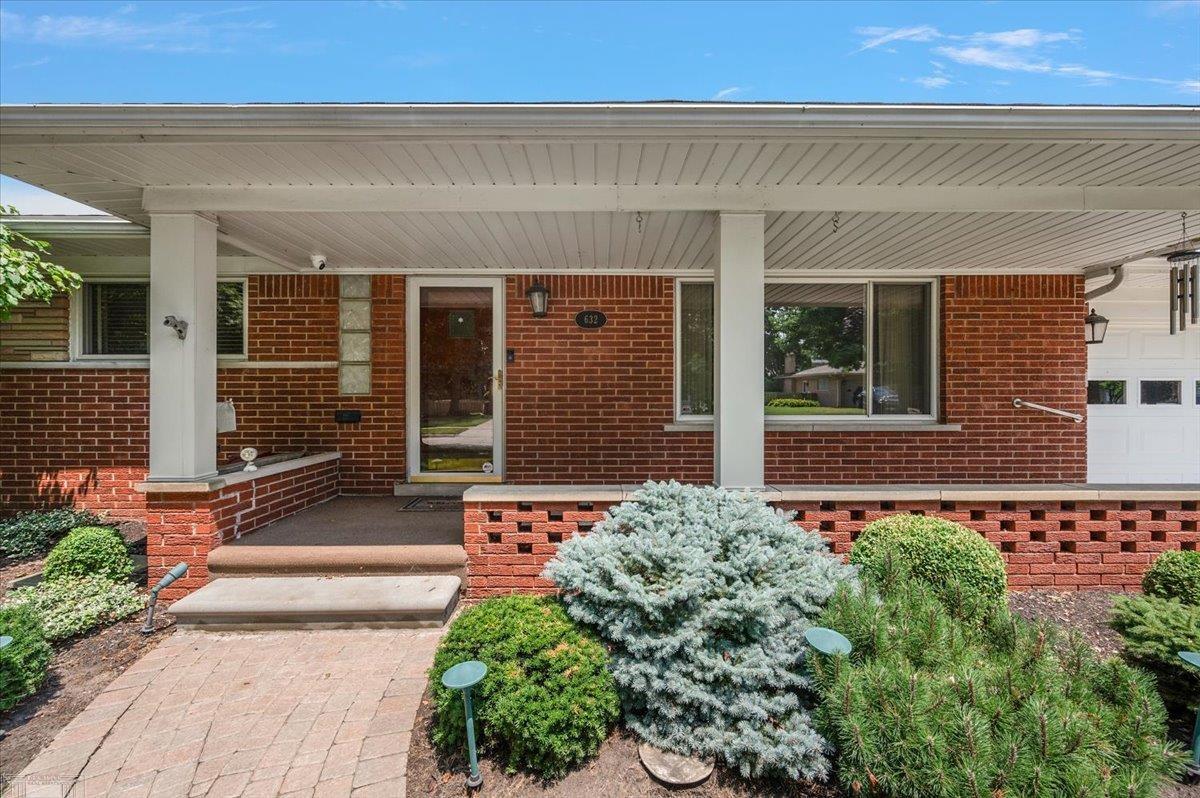 632 South Rosedale Court Grosse Pointe, MI 48236 - Photo 6 of 63 50181913-4f28a01c-d90b-4ee4-8910-a86b6e10c400.JPG