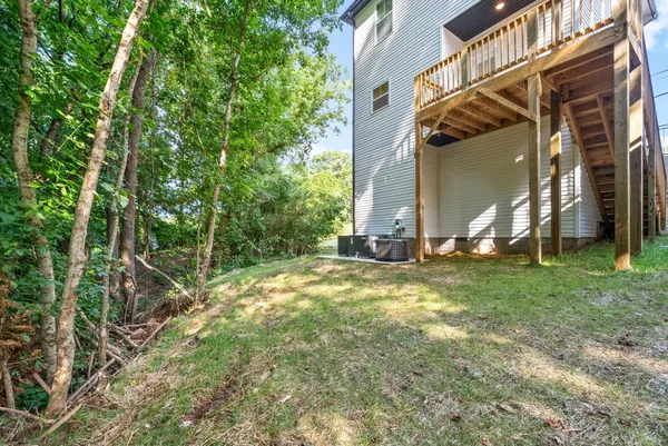 a view of a house with backyard