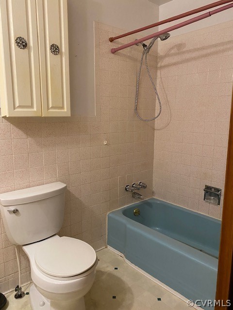 6430 Plank Road Kenbridge, VA 23944 - Photo 27 of 34 a bathroom with a toilet and a bathtub