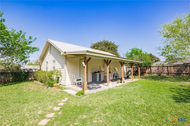 $329,000 | 344 West High Street, Goliad, TX 77963