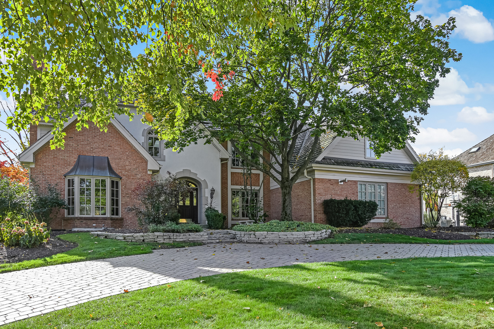 2 Hampton Court Burr Ridge, IL 60527 - Photo 2 of 38 front view of a house with a yard