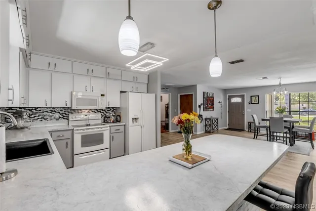 a view of a kitchen and kitchen island