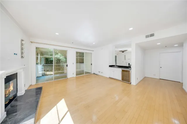 $935,000 | 1401 South Bentley Avenue, Unit 203, Los Angeles, CA 90025