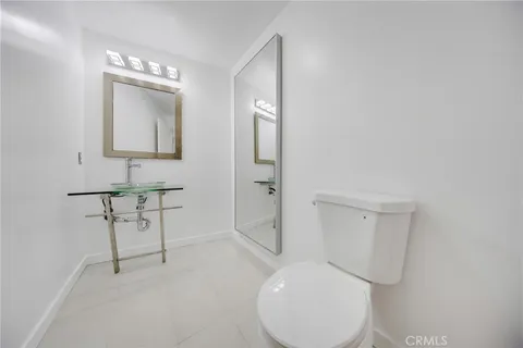 $935,000 | 1401 South Bentley Avenue, Unit 203, Los Angeles, CA 90025