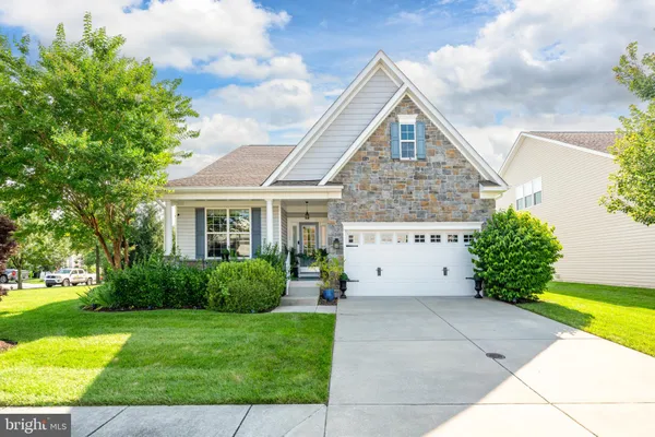 a view of a house with backyard and garden