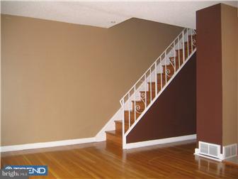 3328 Fairdale Road Philadelphia, PA 19154 - Photo 3 of 12 Living Room