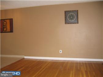 3328 Fairdale Road Philadelphia, PA 19154 - Photo 4 of 12 Living Room