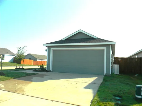 $1,950 | 300 Sycamore Place, Wilmer, TX 75172
