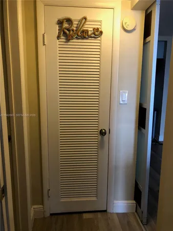 a black and white bed in a black white bed