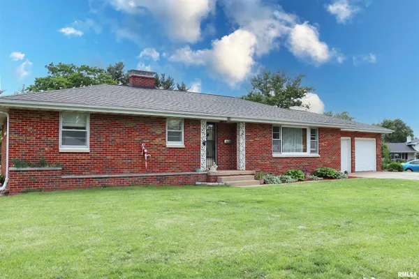 $194,900 | 410 Wilshire Drive, Washington, IL 61571