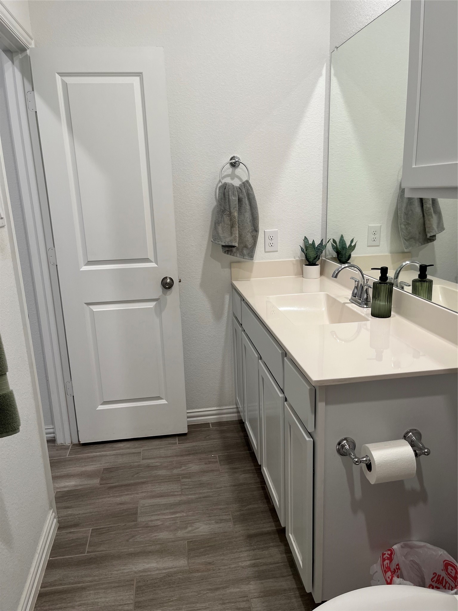 14242 Amherst Mdw Trail Rosharon, TX 77583 - Photo 17 of 36 Hall Bathroom w/Nice Size Vanity
