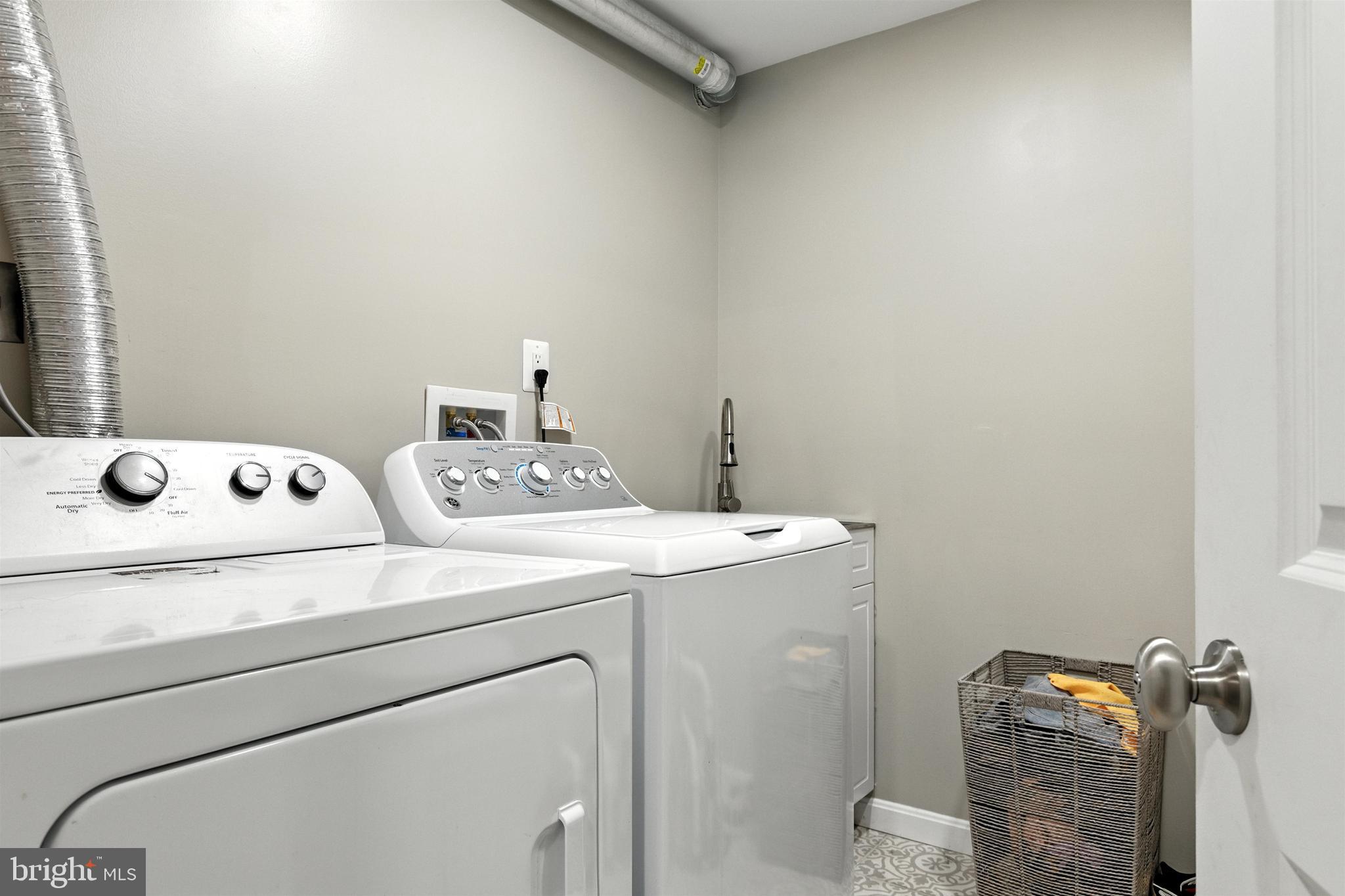 21804 Goshen School Road Gaithersburg, MD 20882 - Photo 23 of 37 a utility room with dryer and washer