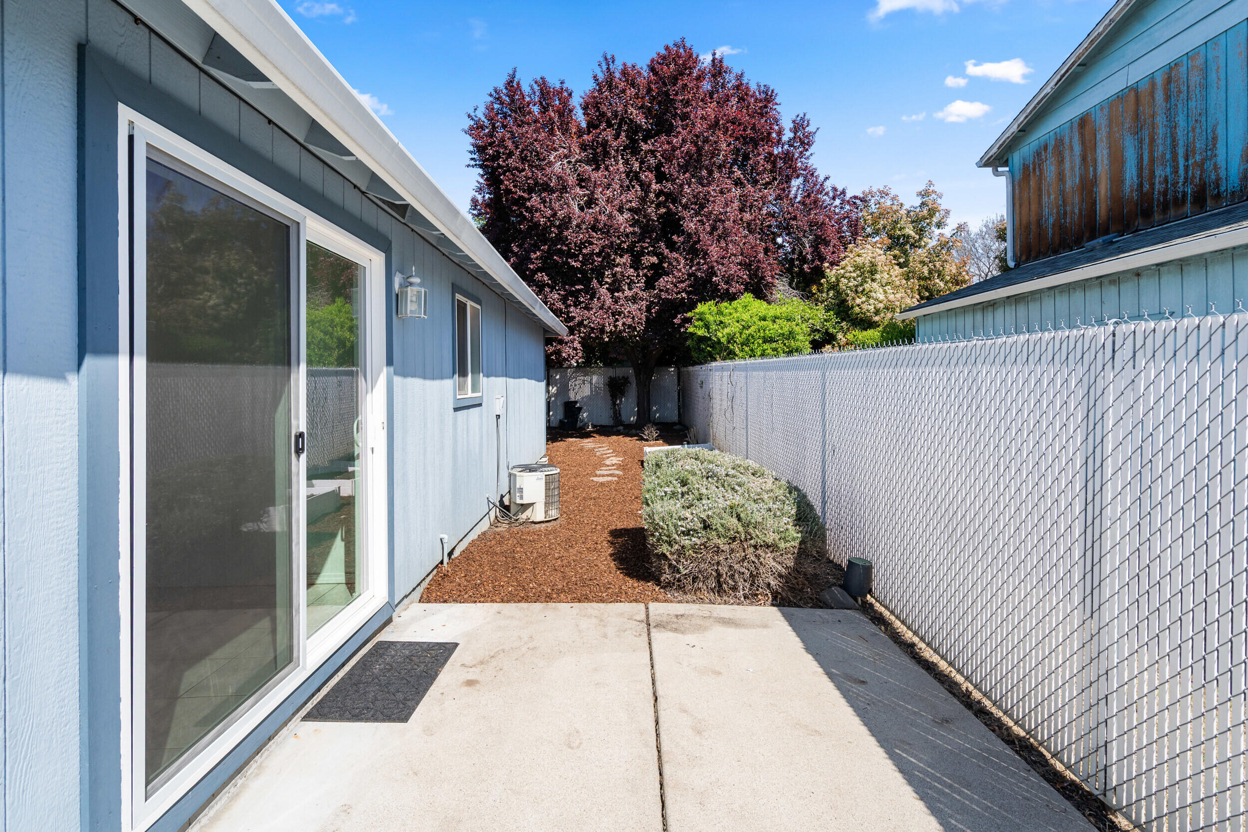 943 Hopkins Road Central Point, OR 97502 - Photo 15 of 21 a view of a backyard with a garden
