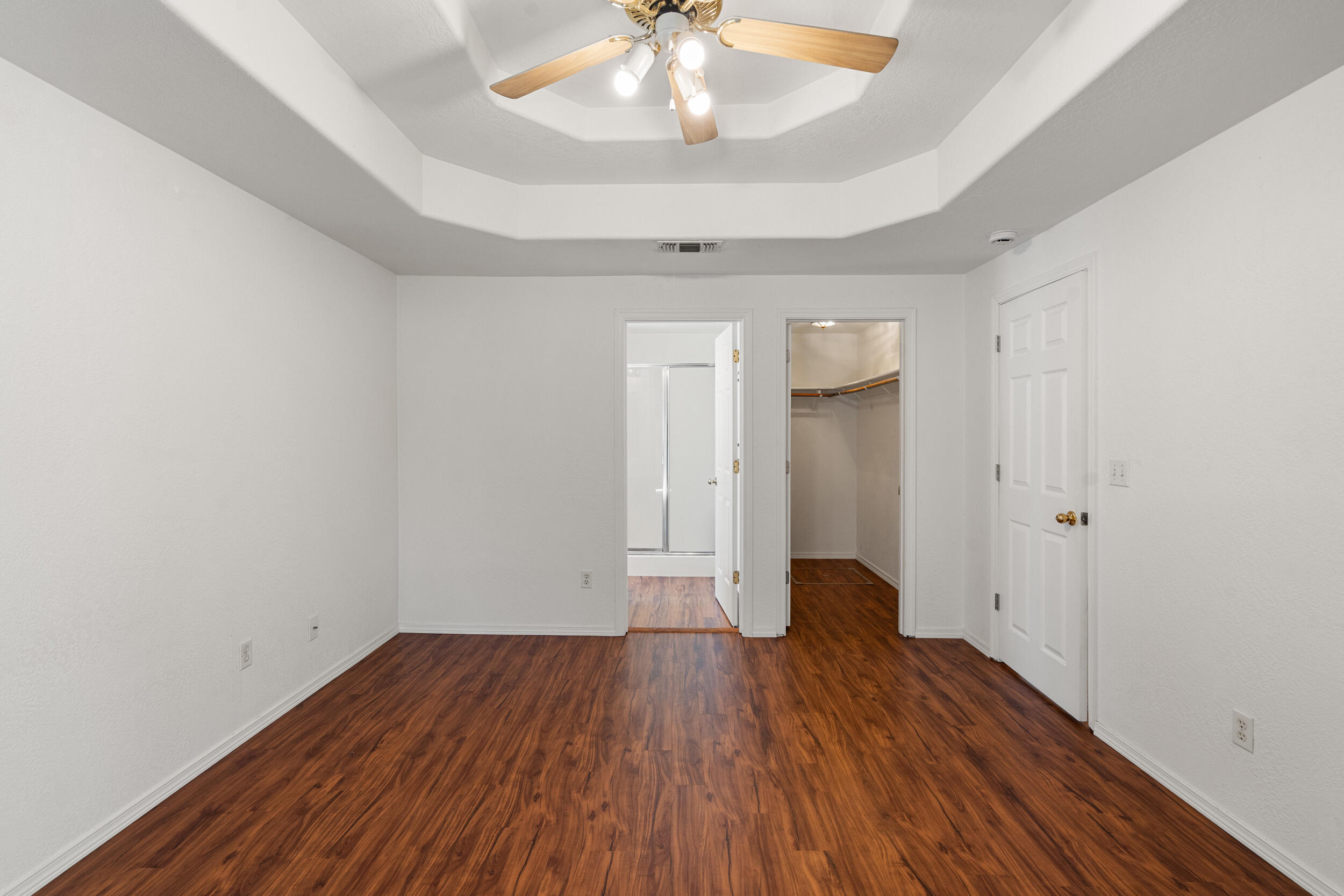 943 Hopkins Road Central Point, OR 97502 - Photo 10 of 21 a view of a room with wooden floor and ceiling fan