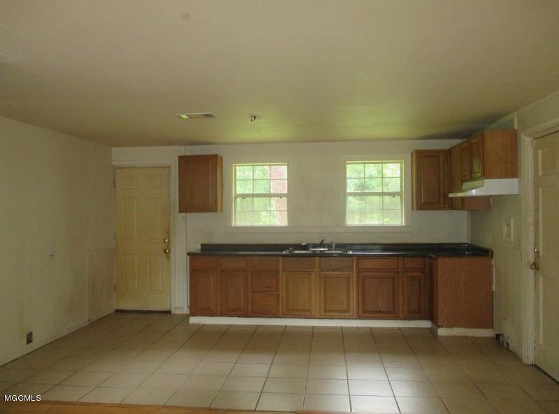 6813 Gregory Street Moss Point, MS 39563 - Photo 4 of 16 KITCHEN