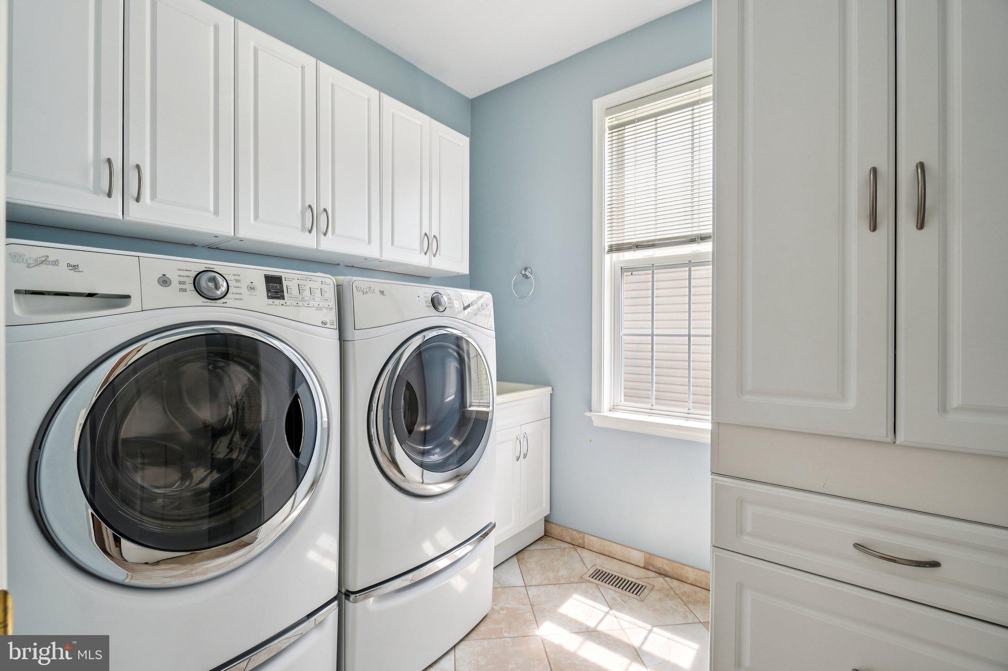 12513 Fox View Way Reston, VA 20191 - Photo 10 of 39 a utility room with dryer and washer