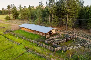 a view of a backyard with basketball court