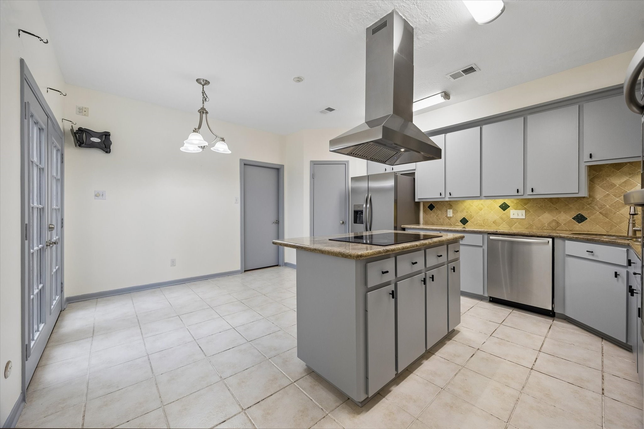 727 Bunker Hill Road, Unit 92 Houston, TX 77024 - Photo 9 of 50 KITCHEN BOASTS HANDSOME GRANITE COUNTERS WITH ACCENT BACKSPLASH.