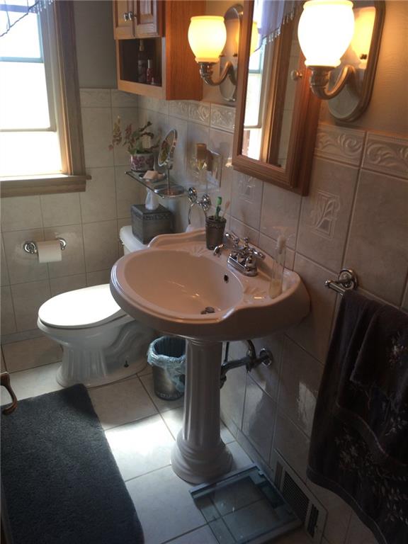 802 East Moffatt Road New Castle, PA 16101 - Photo 10 of 19