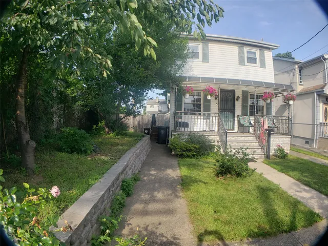 a view of a backyard with pathway