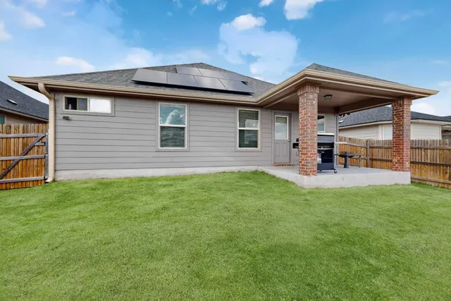 a view of a back yard