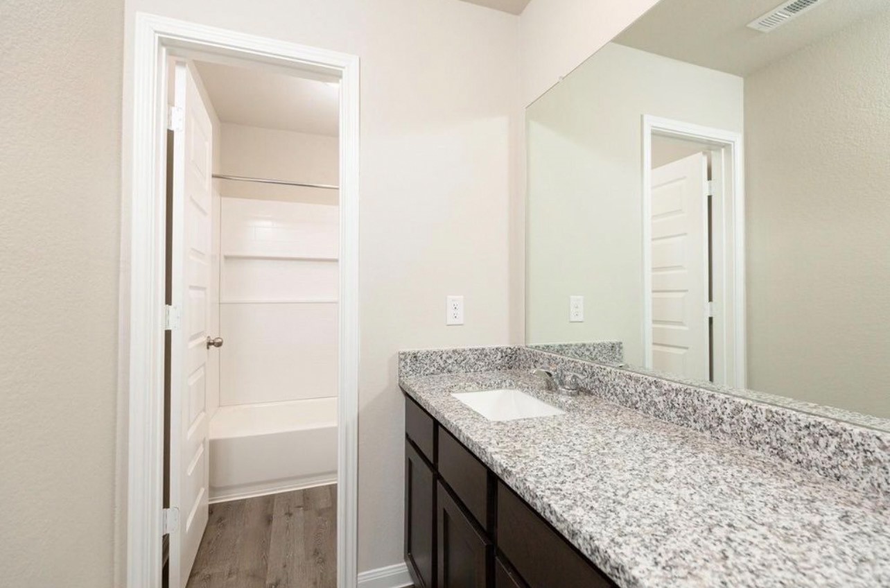 6515 James Michael Drive Rosharon, TX 77583 - Photo 13 of 26 2nd hall bathroom