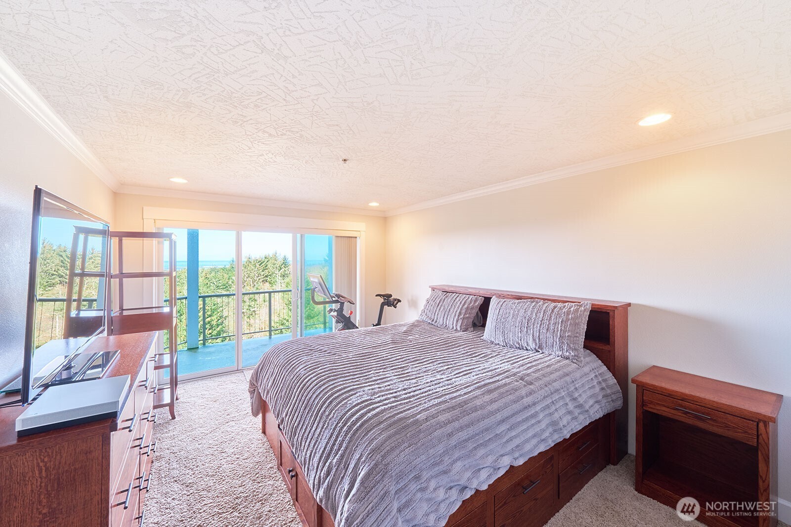 2815 Willows Road, Unit 229 Seaview, WA 98644 - Photo 12 of 25 a bedroom with a large bed and a large window