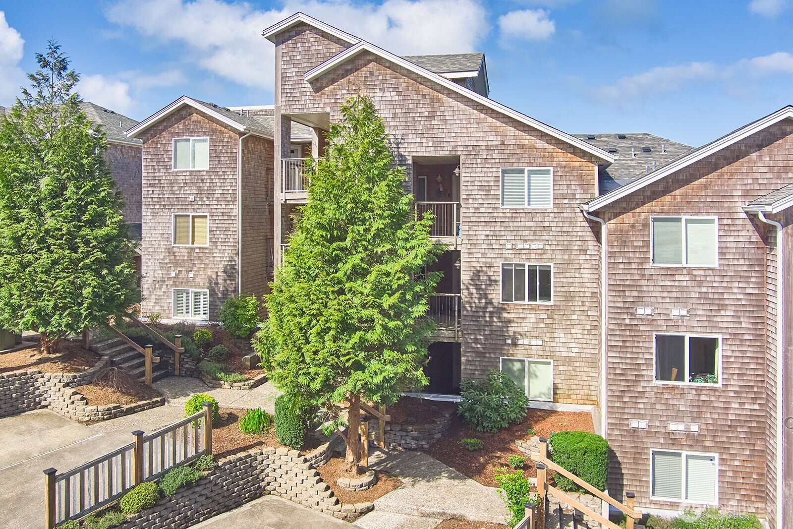 2815 Willows Road, Unit 229 Seaview, WA 98644 - Photo 20 of 25 a front view of a house with plants