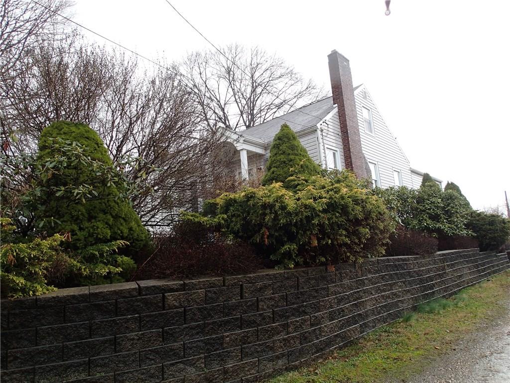 642 Reno Street Rochester, PA 15074 - Photo 24 of 25 Nice versa lock wall on right side of the home.