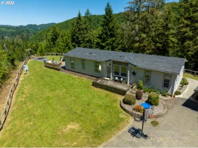 1578 Scholfield Road Reedsport, OR 97467 - Photo 31 of 37 a backyard of a house with table and chairs