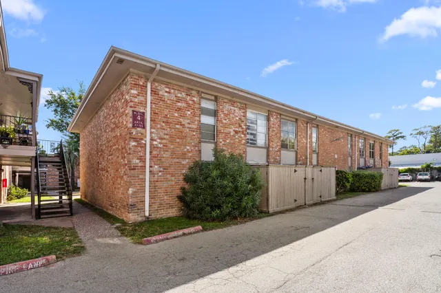 $1,300 | 9616 Long Point Road, Houston, TX 77055