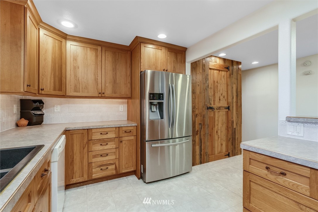 454 Harmon Road, Unit 26 Chehalis, WA 98532 - Photo 12 of 35 a kitchen with stainless steel appliances granite countertop a refrigerator and cabinets