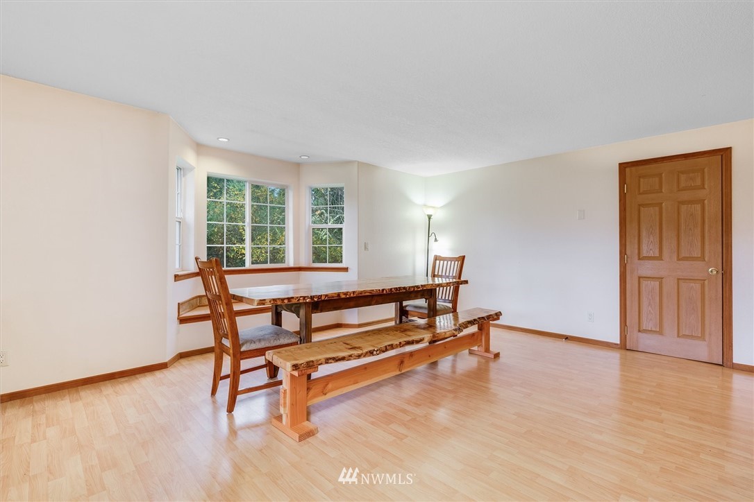 454 Harmon Road, Unit 26 Chehalis, WA 98532 - Photo 14 of 35 a living room with furniture and a window
