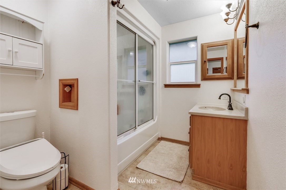 454 Harmon Road, Unit 26 Chehalis, WA 98532 - Photo 18 of 35 a bathroom with a toilet sink and mirror