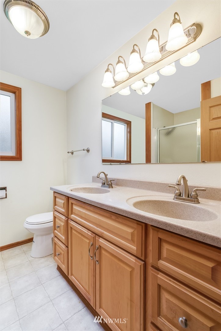 454 Harmon Road, Unit 26 Chehalis, WA 98532 - Photo 23 of 35 a bathroom with a sink a toilet and mirror