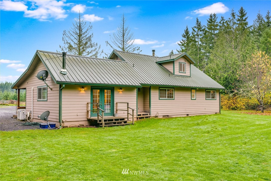 454 Harmon Road, Unit 26 Chehalis, WA 98532 - Photo 28 of 35 a front view of a house with a garden and plants