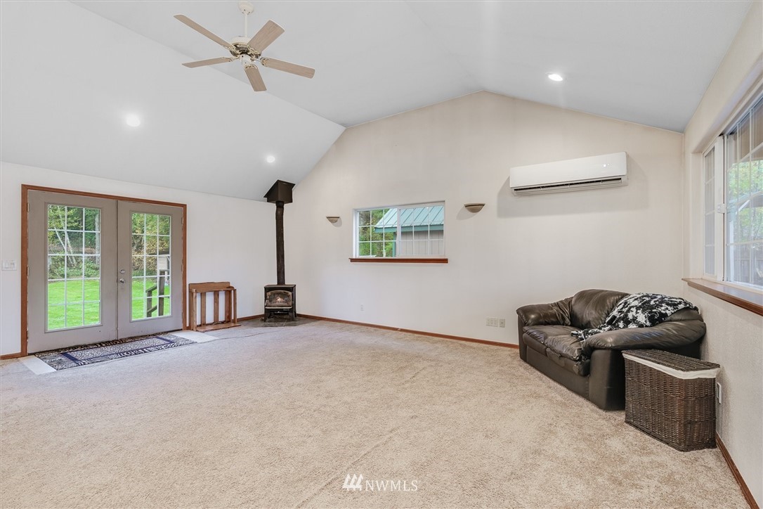 454 Harmon Road, Unit 26 Chehalis, WA 98532 - Photo 6 of 35 a living room with furniture a window and a chandelier