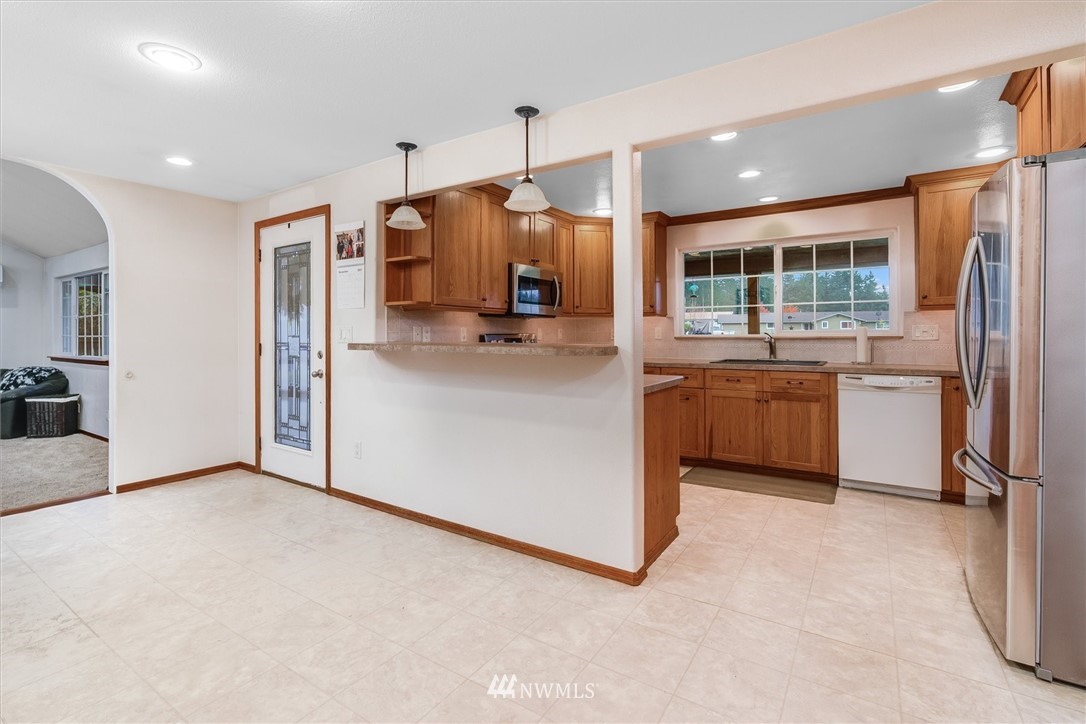 454 Harmon Road, Unit 26 Chehalis, WA 98532 - Photo 10 of 35 a kitchen with a sink stove and refrigerator