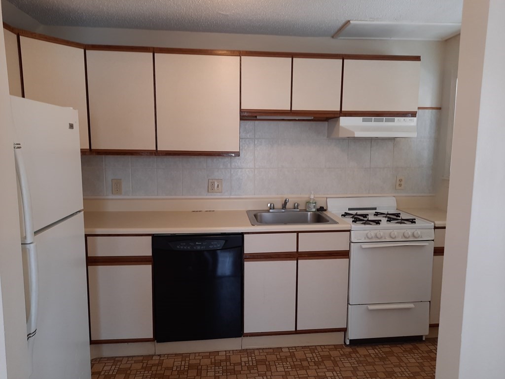 452 Cold Spring Avenue, Unit 452 West Springfield, MA 01089 - Photo 8 of 18 Gallery Image 8