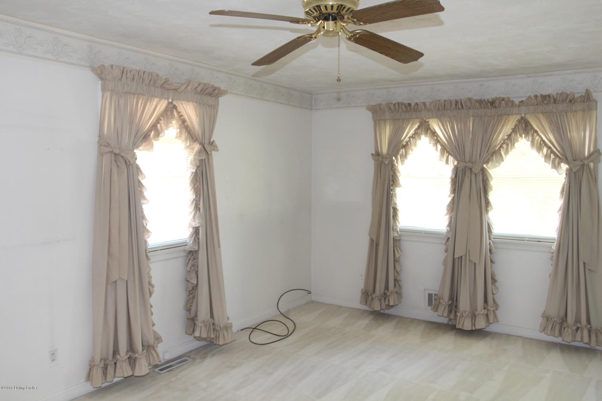2418 Farnsley Road Louisville, KY 40216 - Photo 12 of 35 Family Room -- easy 3rd Bedroom