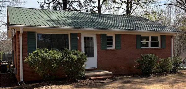 $1,200 | 332 Russell Street, Lexington, NC 27292