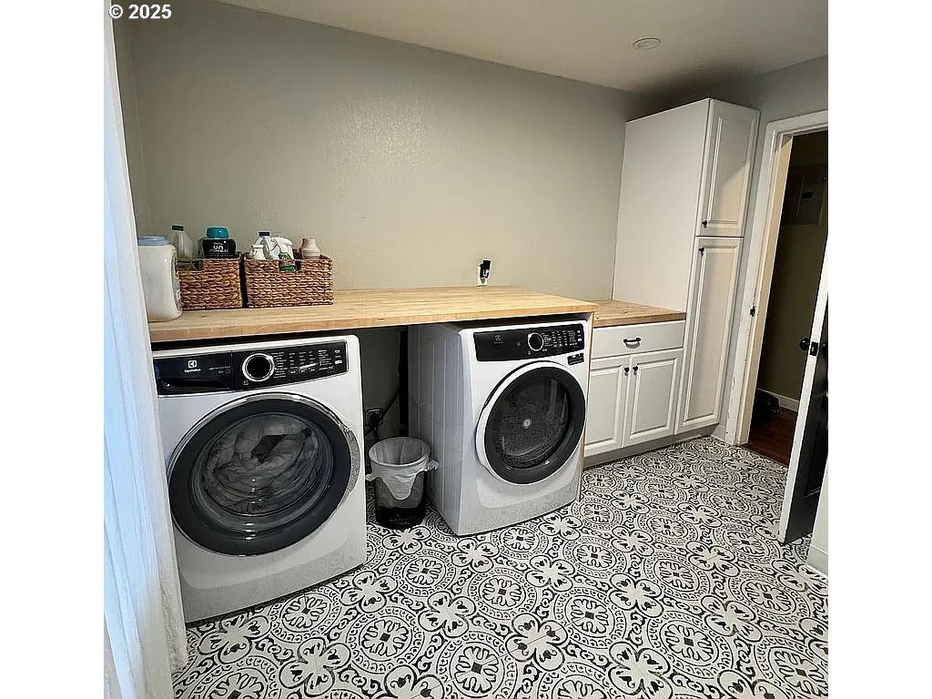 204 Northwest 6th Street Pendleton, OR 97801 - Photo 12 of 14 a utility room with dryer and washer